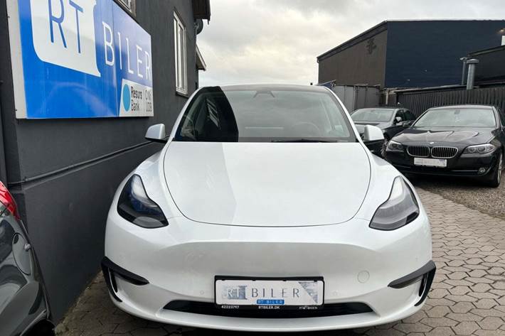 Hvid Tesla Model Y fra 2021
