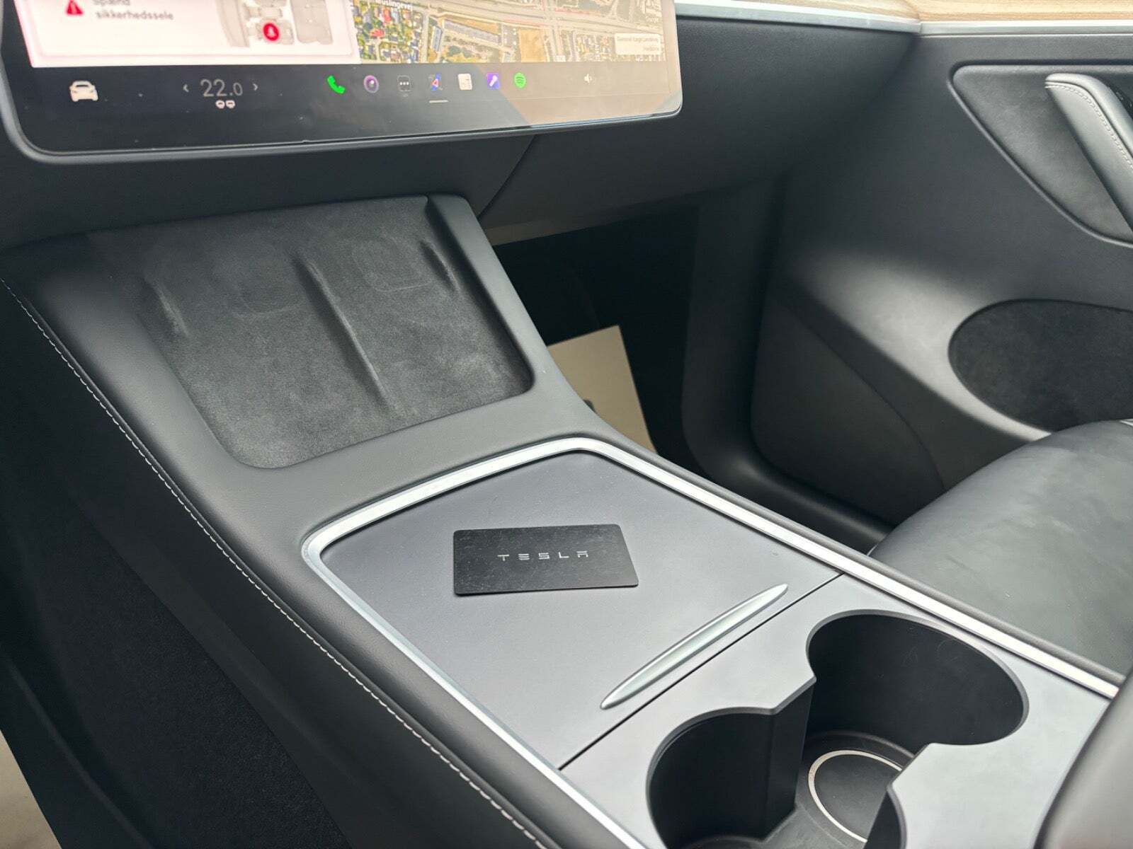 Hvid Tesla Model Y fra 2021