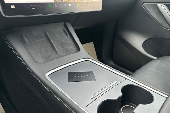 Hvid Tesla Model Y fra 2021