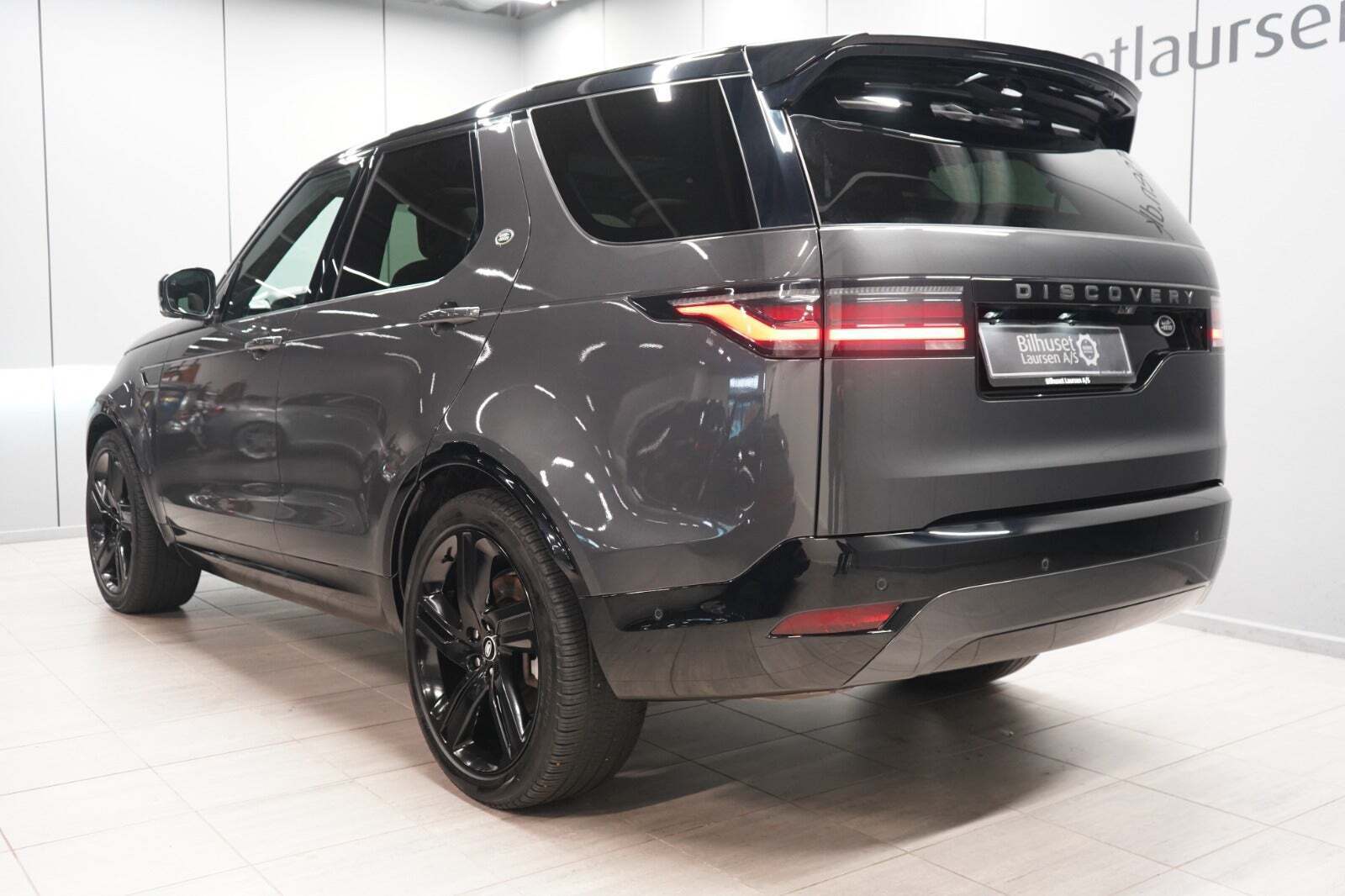 Grå Land Rover Discovery 5 fra 2023