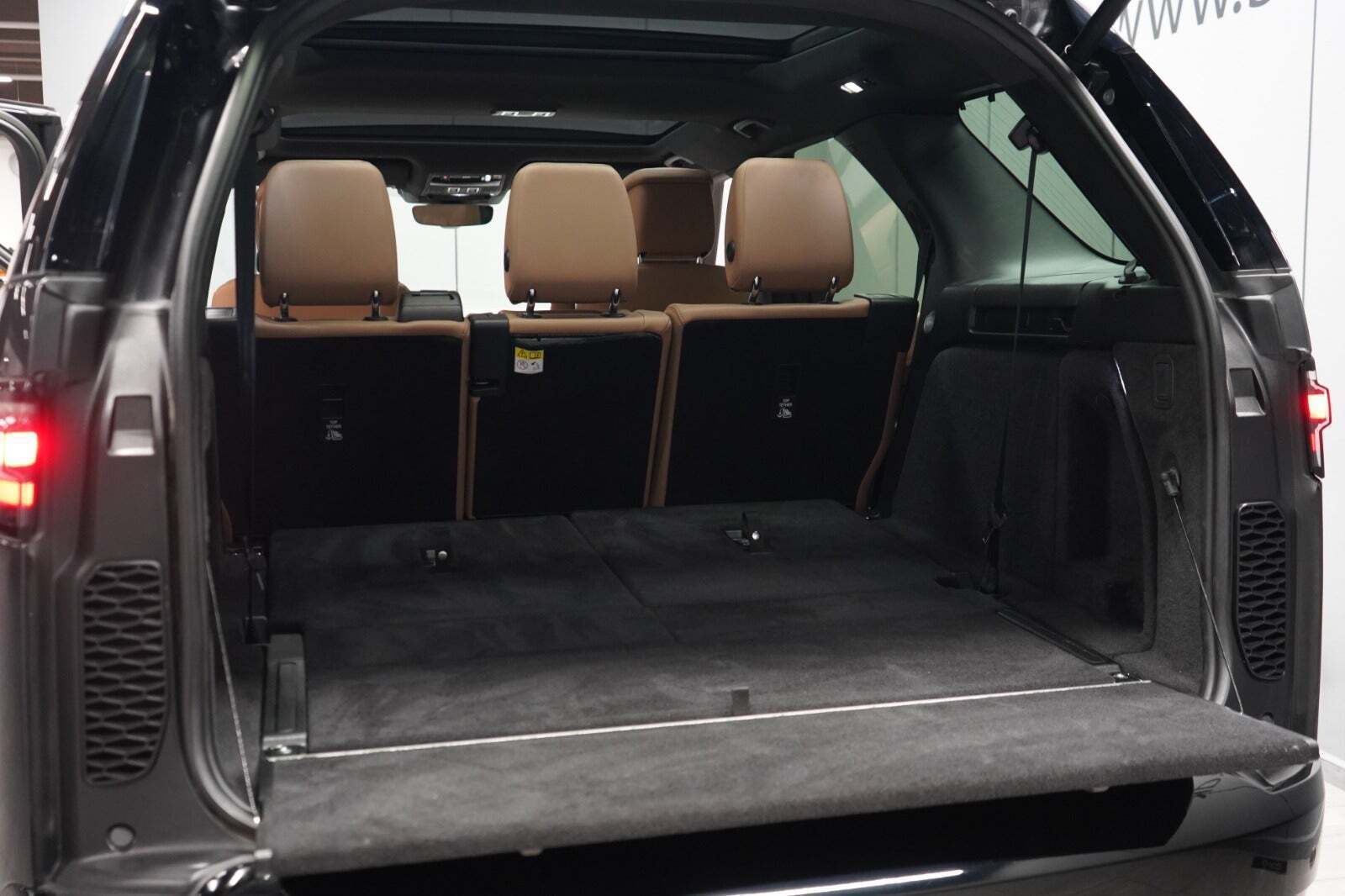 Grå Land Rover Discovery 5 fra 2023 set indefra