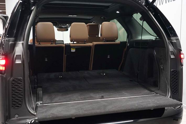 Grå Land Rover Discovery 5 fra 2023 set indefra