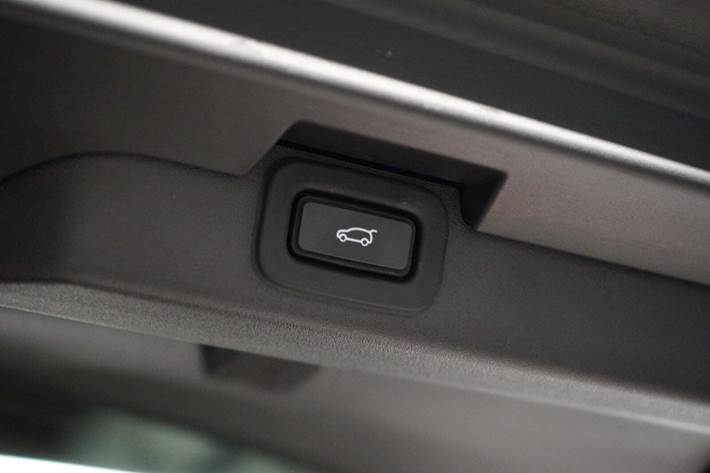 Grå Land Rover Discovery 5 fra 2023 set udefra