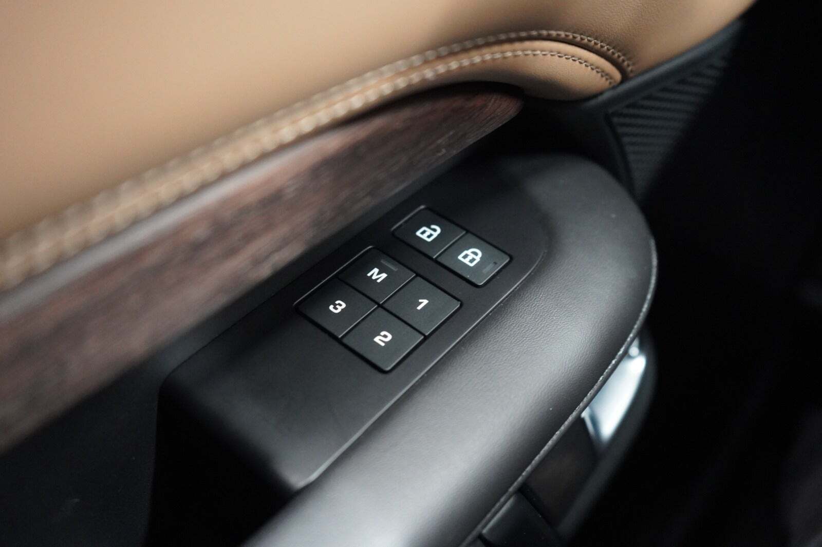 Grå Land Rover Discovery 5 fra 2023
