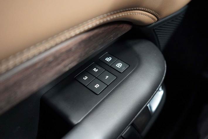 Grå Land Rover Discovery 5 fra 2023