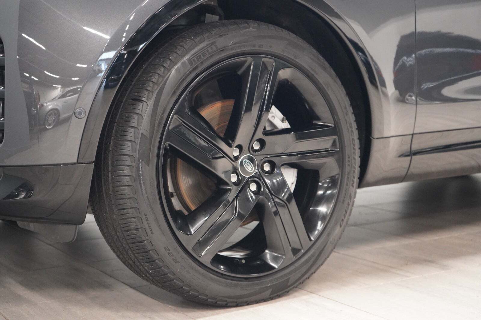 Grå Land Rover Discovery 5 fra 2023