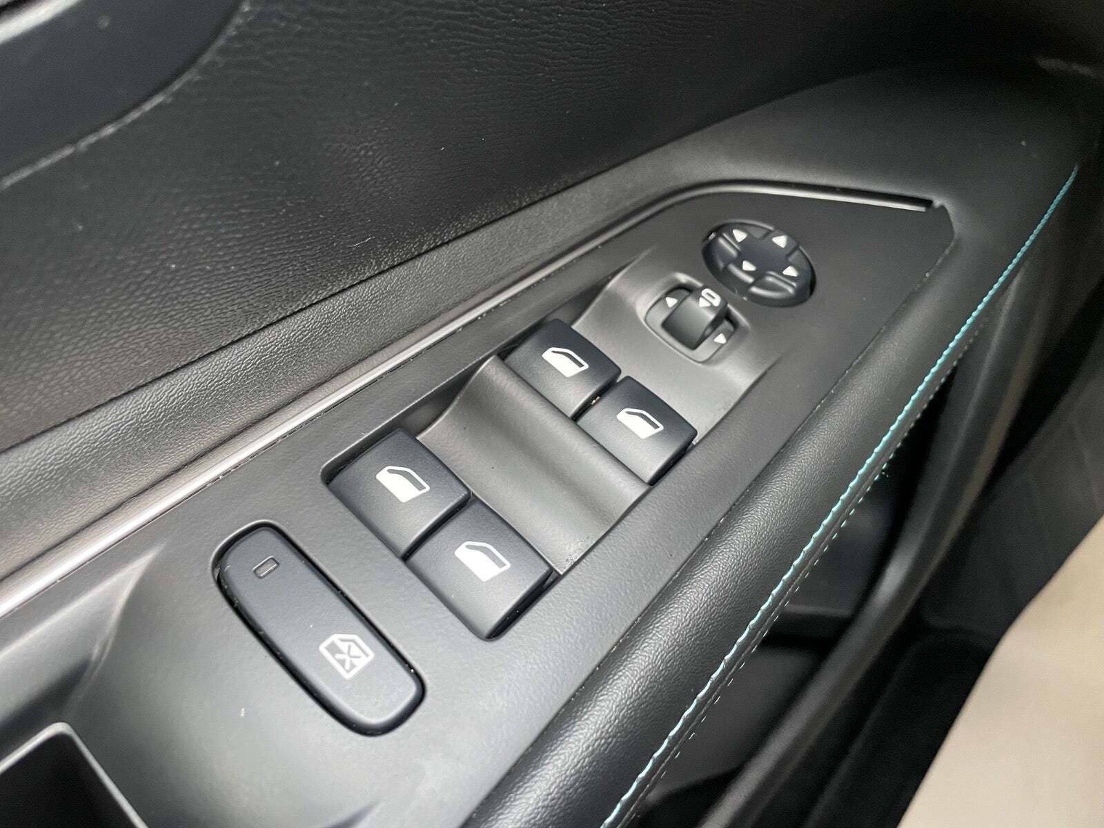 Blå Peugeot 3008 fra 2021