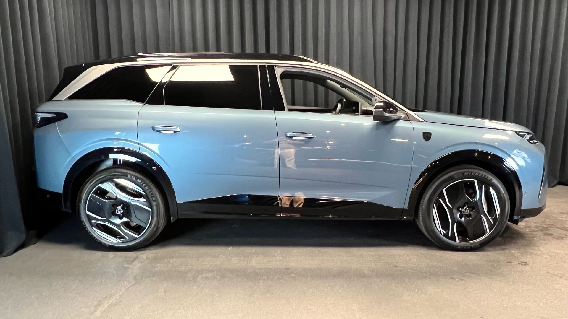 Peugeot e-5008