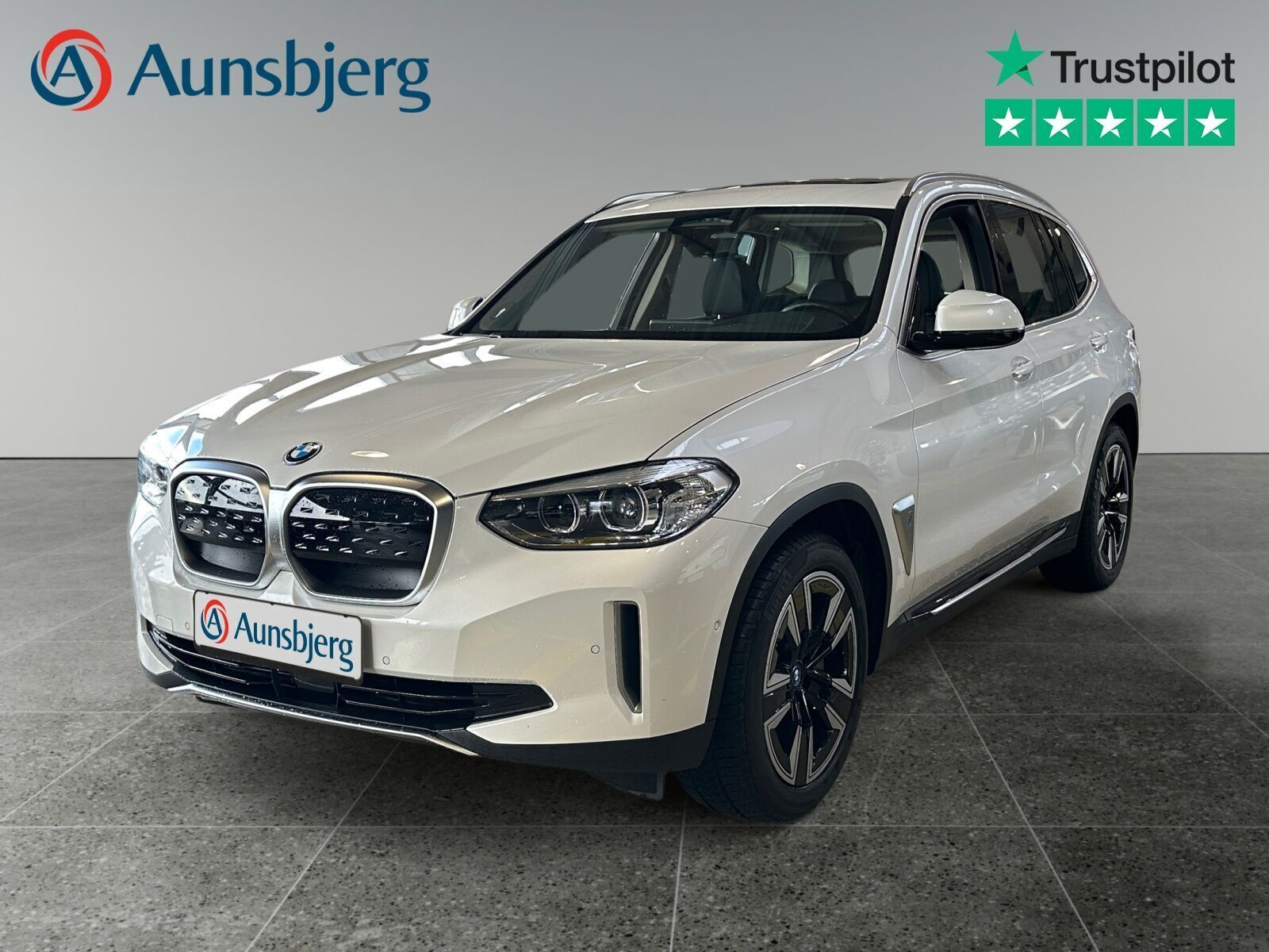 Hvid BMW iX3 fra 2021 set udefra
