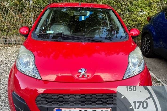 Rød Peugeot 107 fra 2014