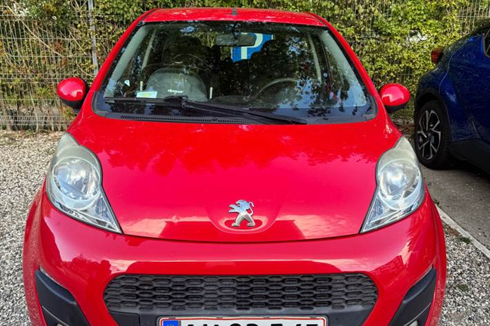 Rød Peugeot 107 fra 2014