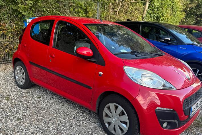 Rød Peugeot 107 fra 2014