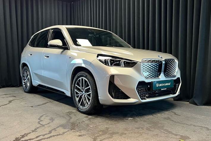 Sølv BMW iX1 fra 2024 set udefra