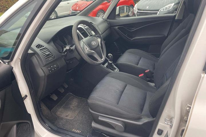 Hvid Hyundai ix20 fra 2014 set indefra