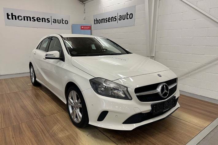 Hvid Mercedes A180 d fra 2017 set udefra