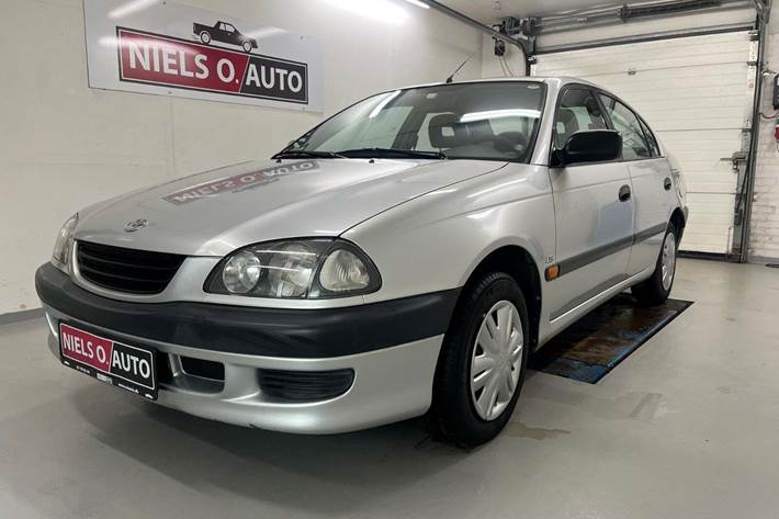 Sølv Toyota Avensis fra 2000 set udefra