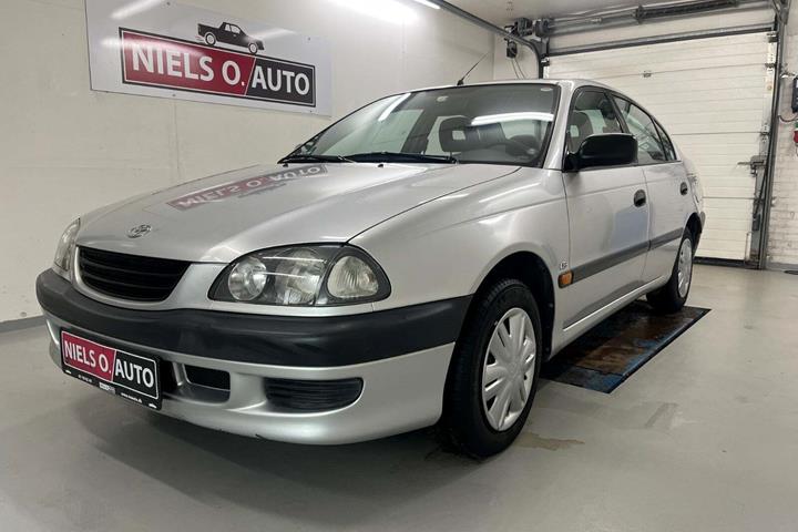 Sølv Toyota Avensis fra 2000 set udefra