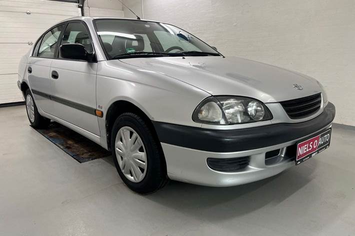 Sølv Toyota Avensis fra 2000