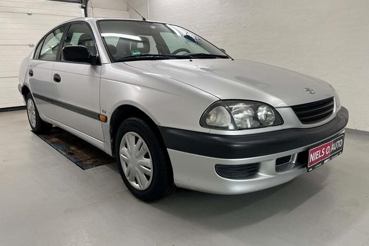 Sølv Toyota Avensis fra 2000