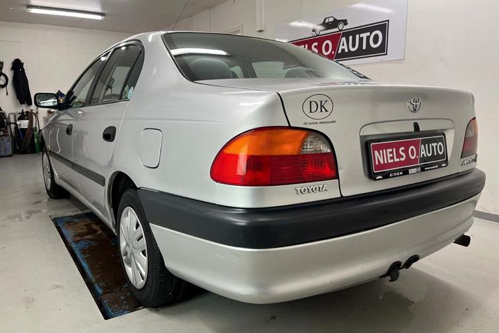 Sølv Toyota Avensis fra 2000