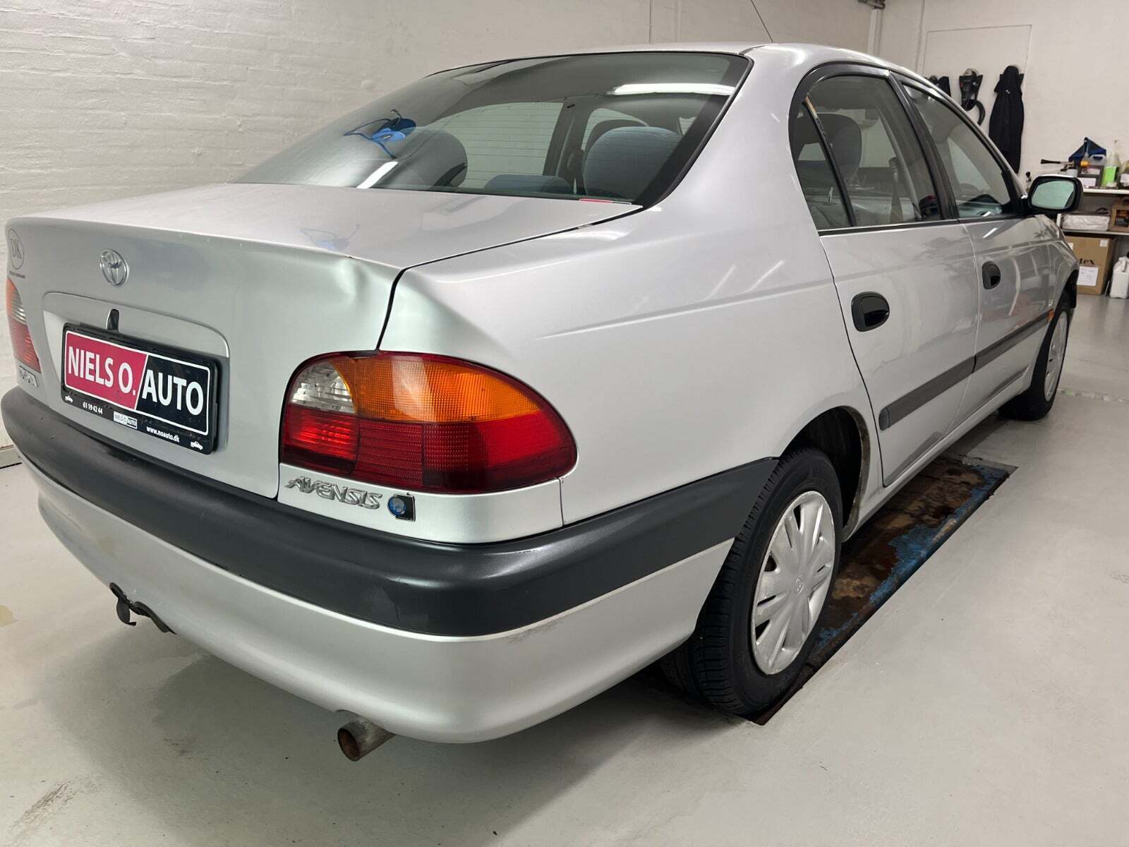 Sølv Toyota Avensis fra 2000