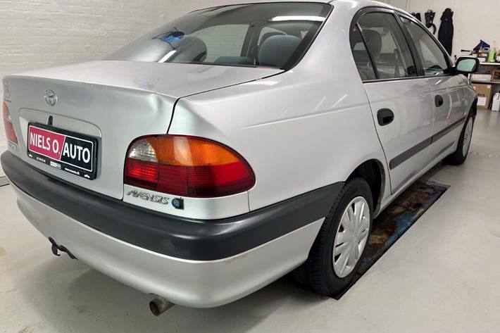 Sølv Toyota Avensis fra 2000