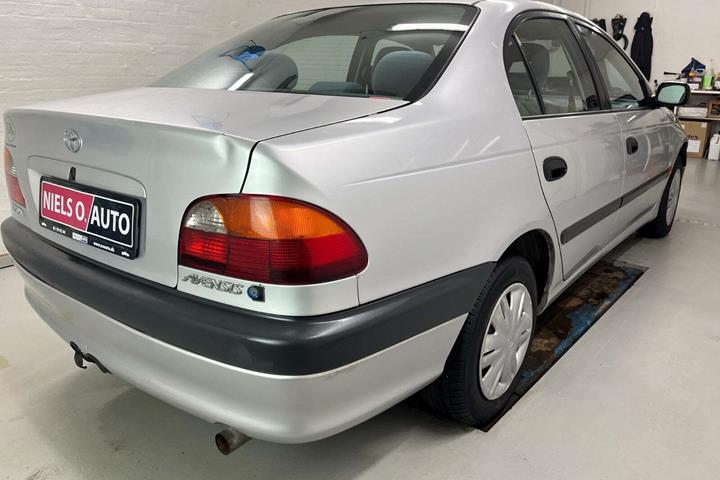 Sølv Toyota Avensis fra 2000