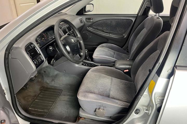 Sølv Toyota Avensis fra 2000 set indefra