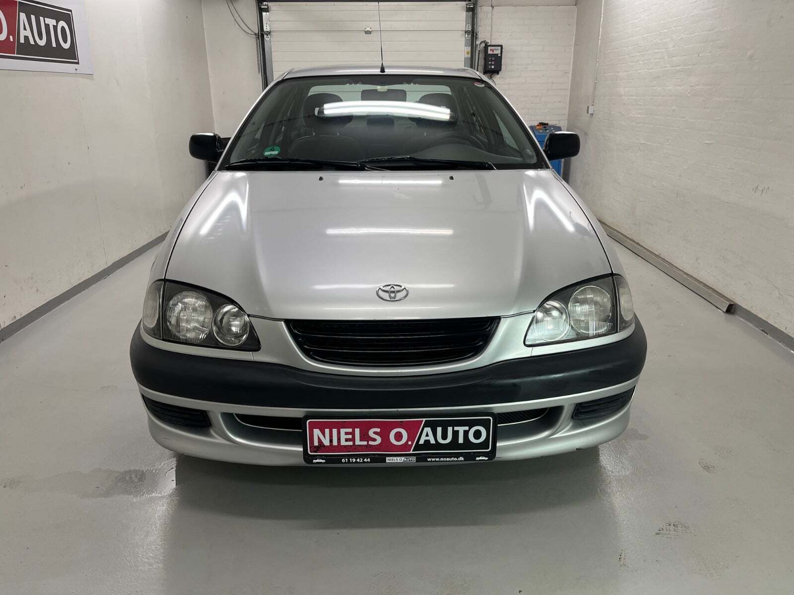 Sølv Toyota Avensis fra 2000