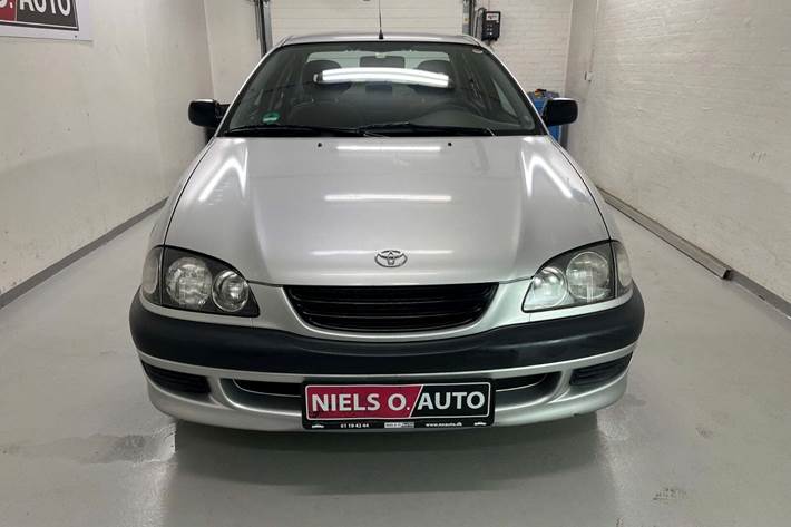 Sølv Toyota Avensis fra 2000