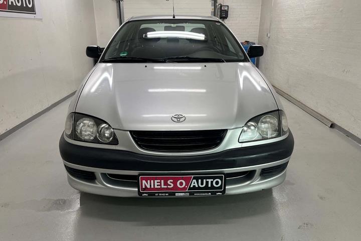 Sølv Toyota Avensis fra 2000