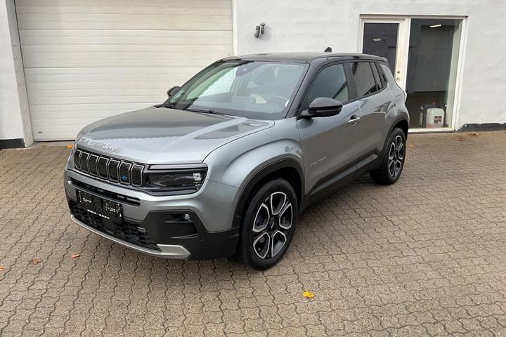 Grå Jeep Avenger fra 2023 set udefra