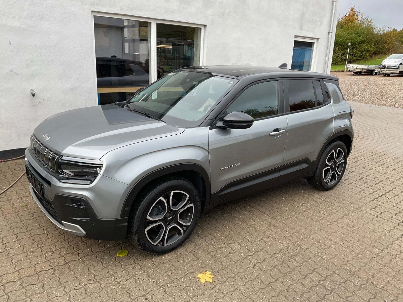 Grå Jeep Avenger fra 2023