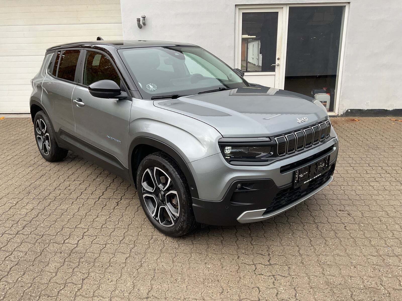 Grå Jeep Avenger fra 2023