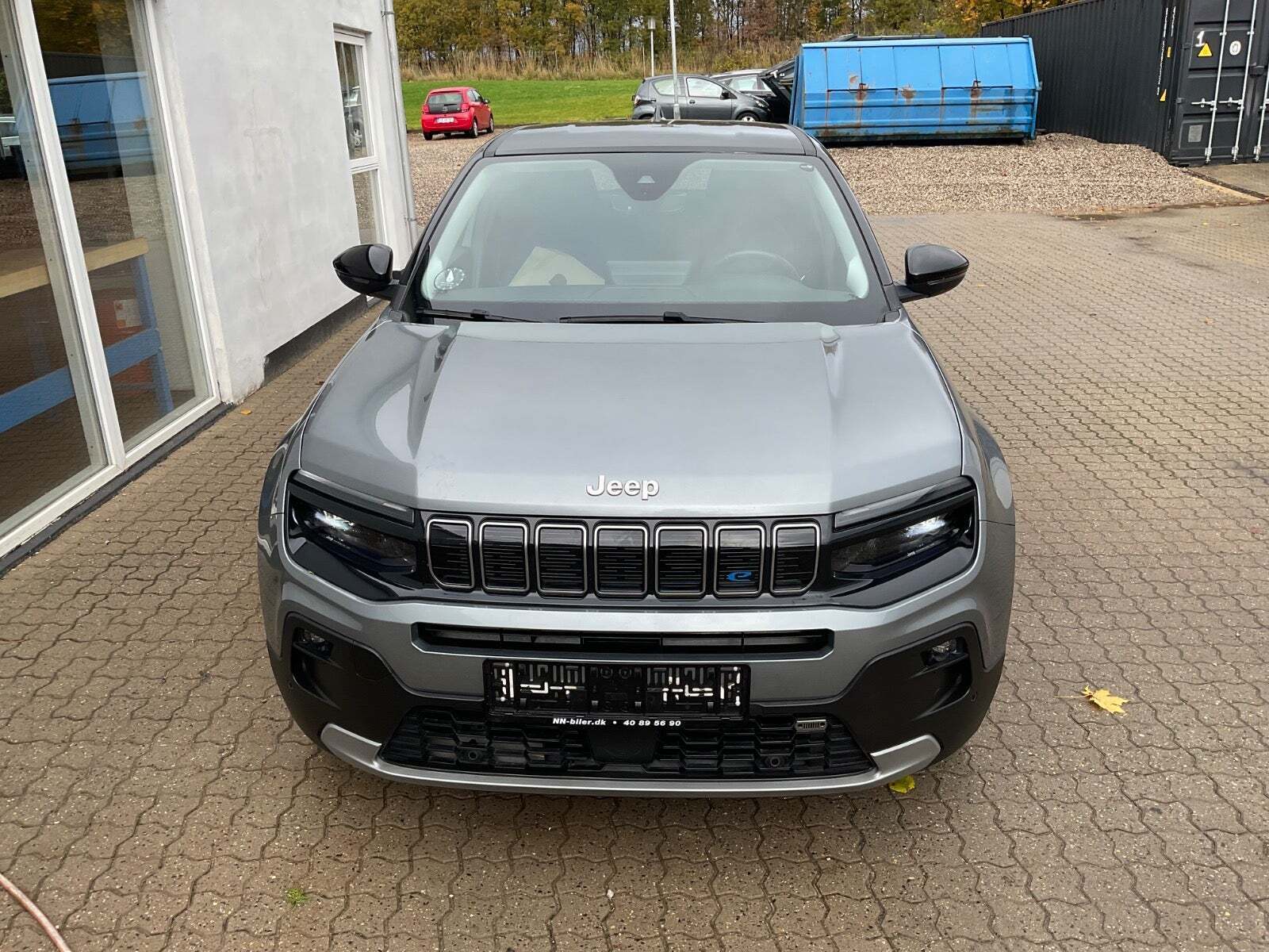 Grå Jeep Avenger fra 2023