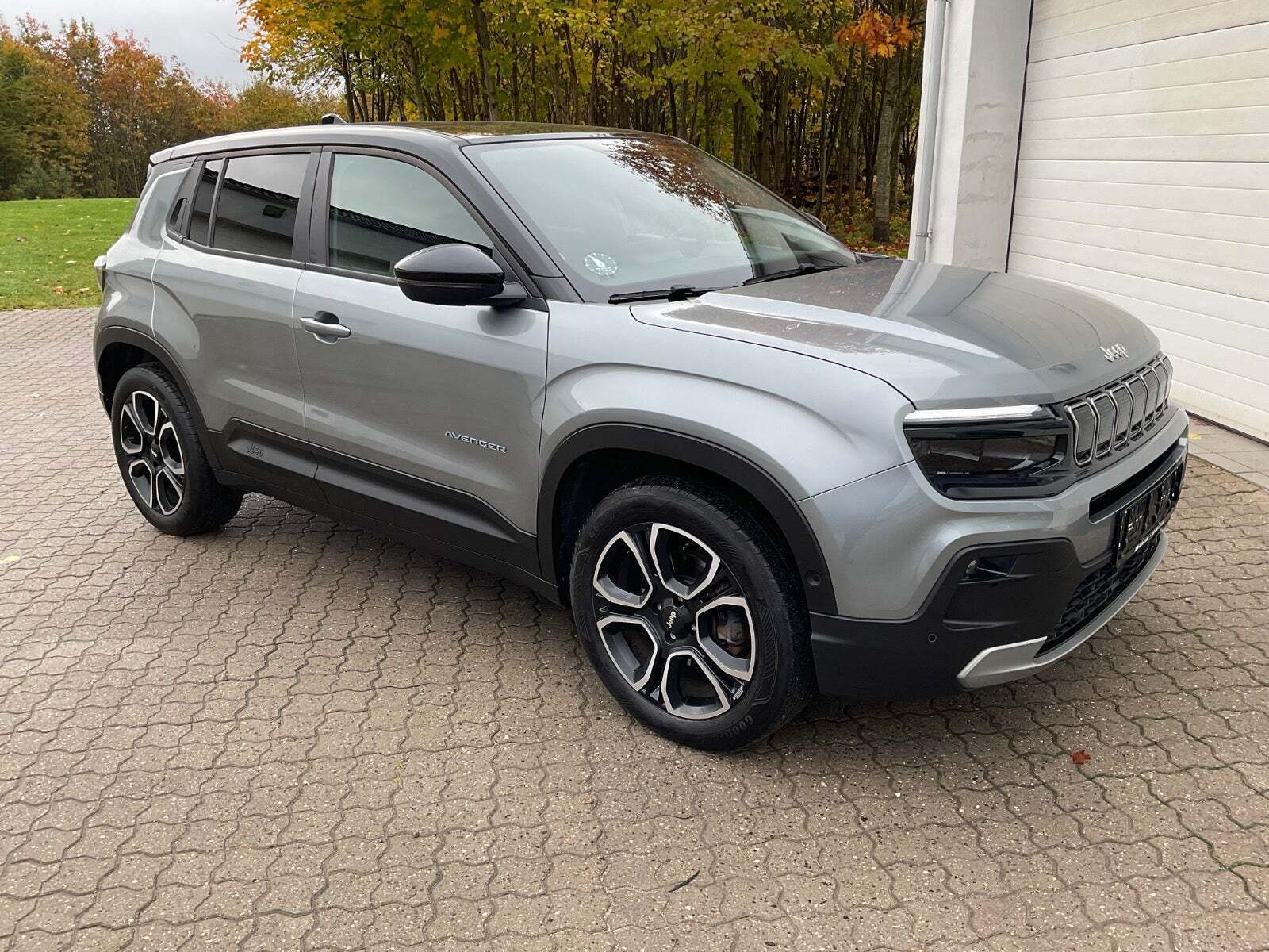 Grå Jeep Avenger fra 2023