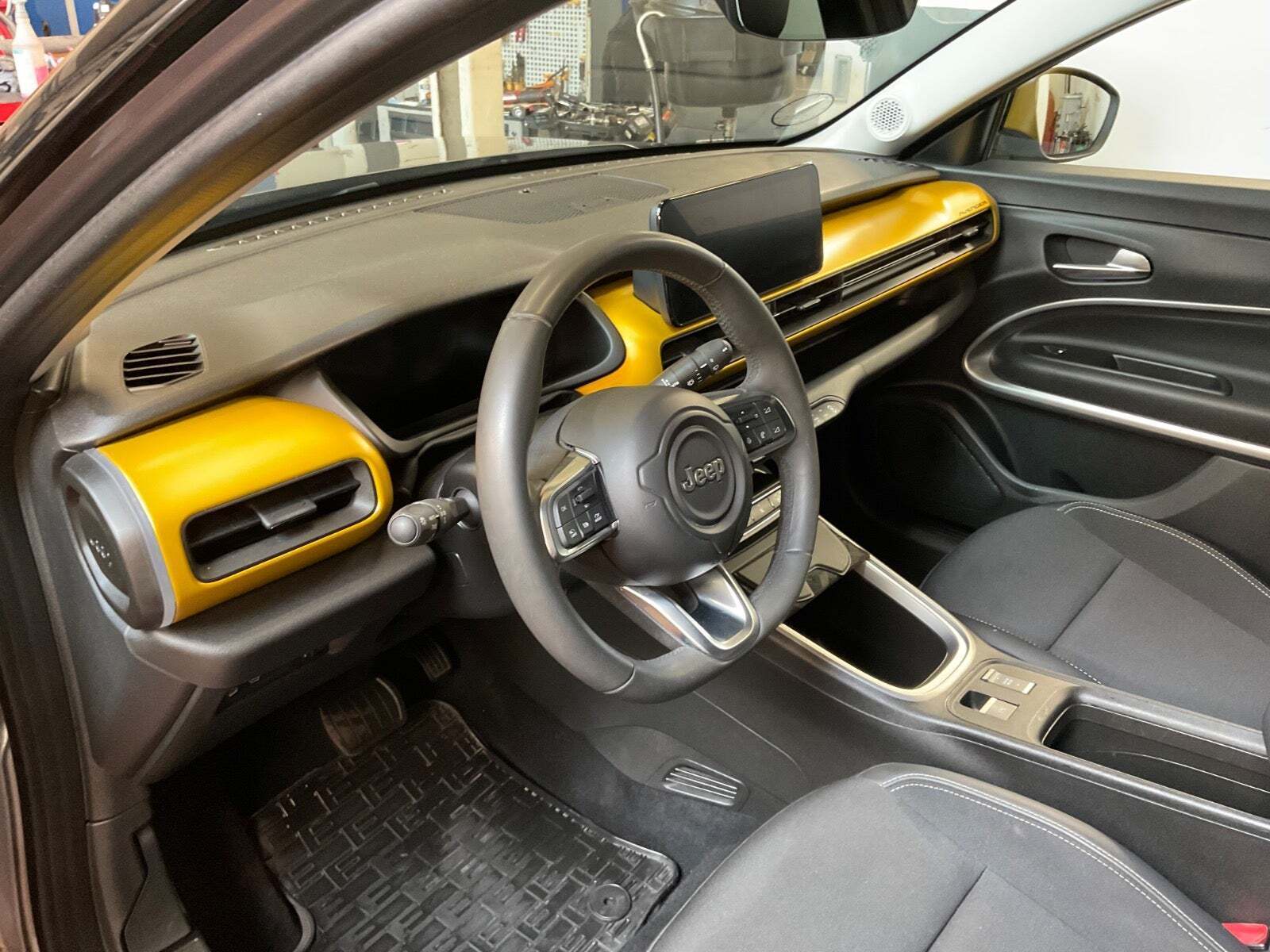 Grå Jeep Avenger fra 2023