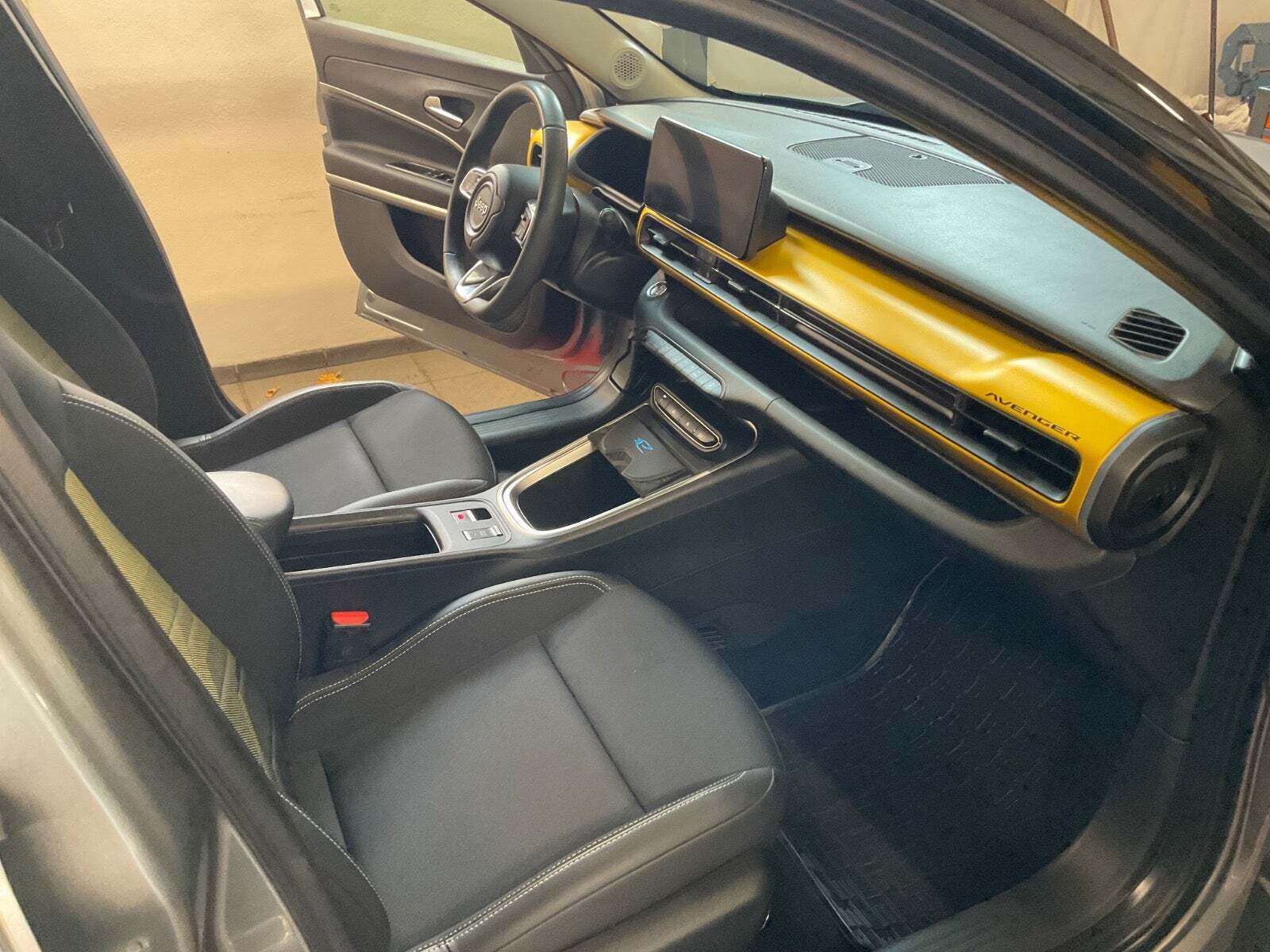 Grå Jeep Avenger fra 2023