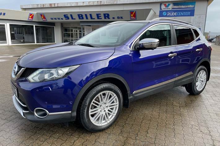 Blå Nissan Qashqai fra 2014 set udefra