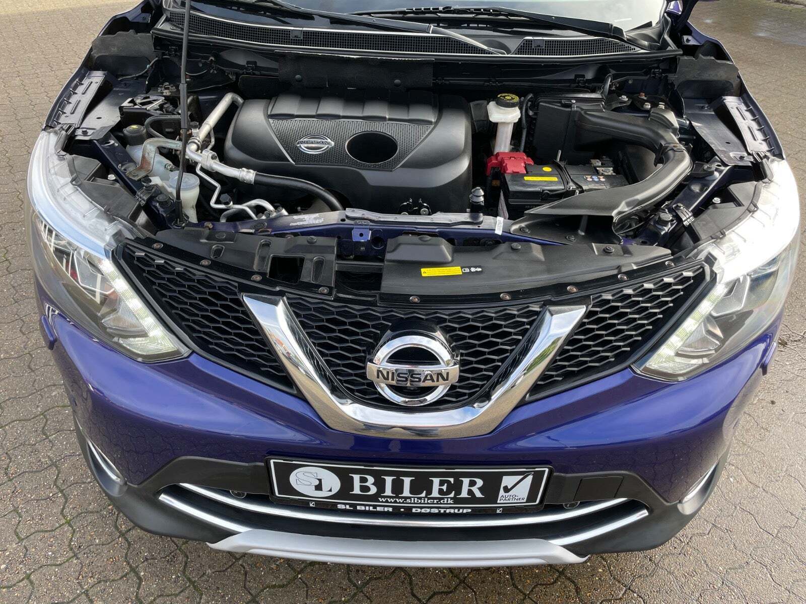 Blå Nissan Qashqai fra 2014