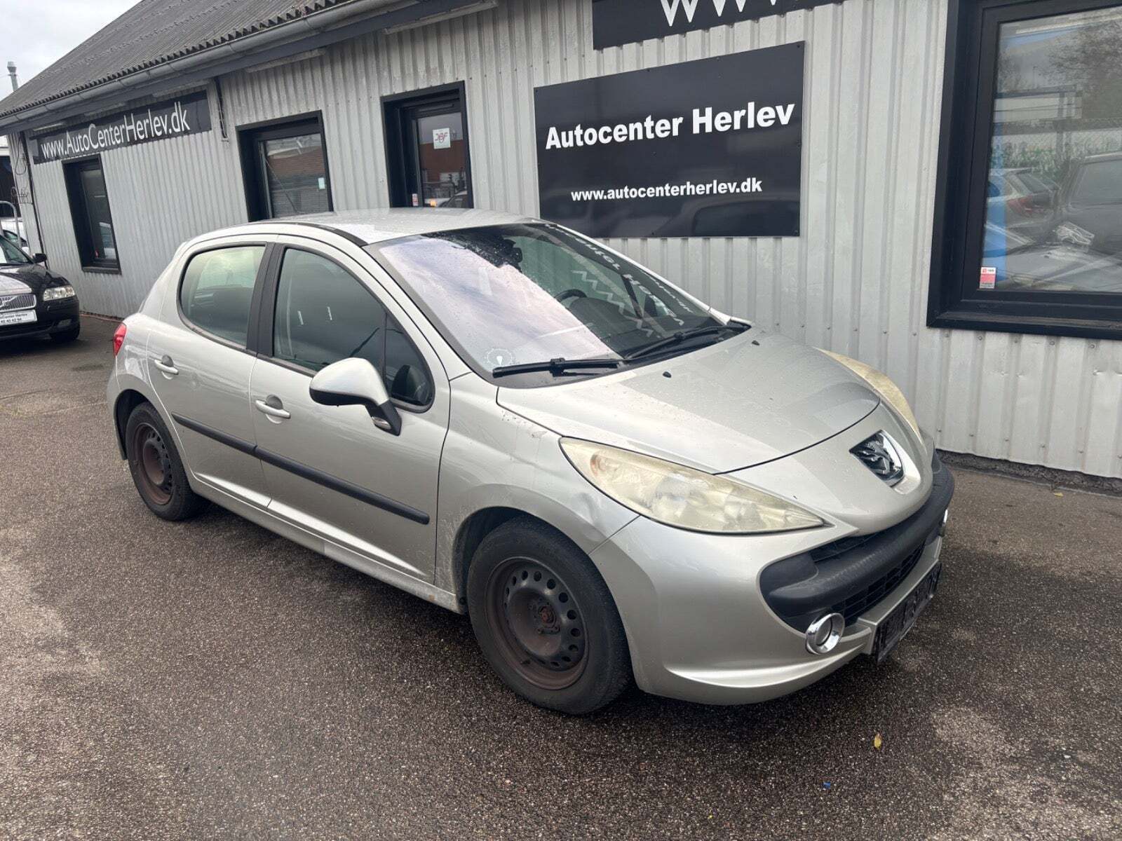 Sølv Peugeot 207 fra 2006 set udefra