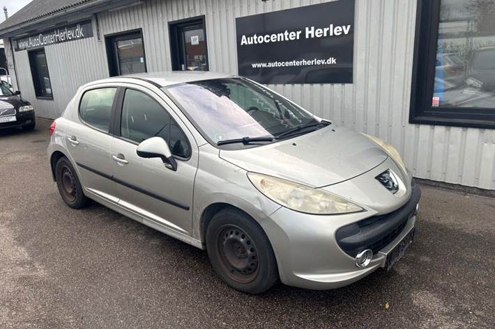 Sølv Peugeot 207 fra 2006 set udefra