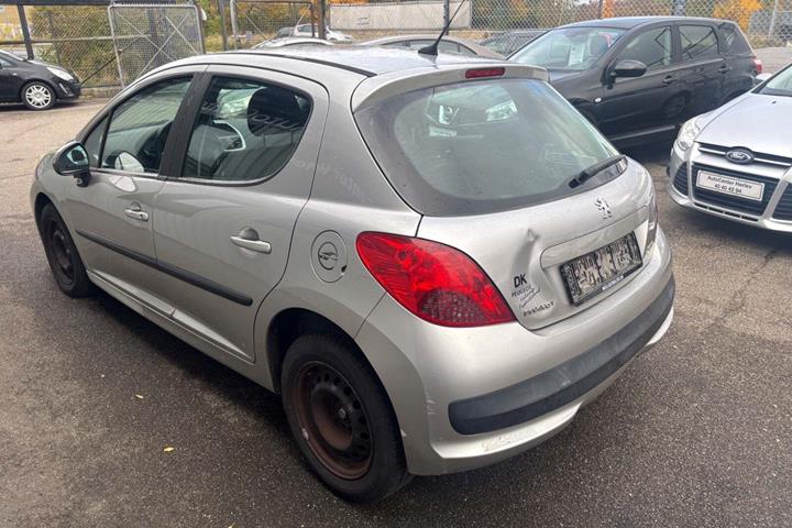 Sølv Peugeot 207 fra 2006