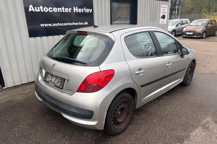 Sølv Peugeot 207 fra 2006