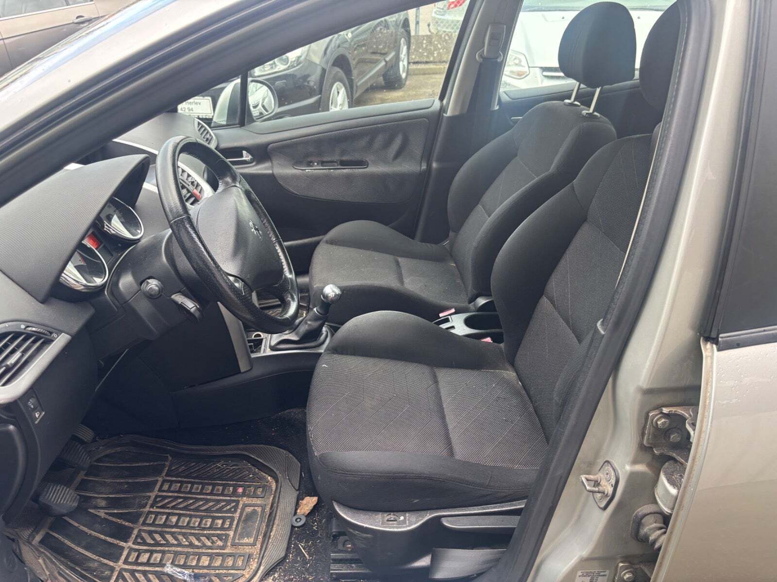 Sølv Peugeot 207 fra 2006