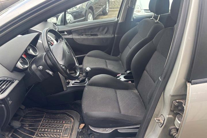 Sølv Peugeot 207 fra 2006