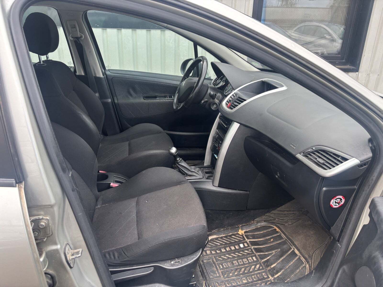 Sølv Peugeot 207 fra 2006