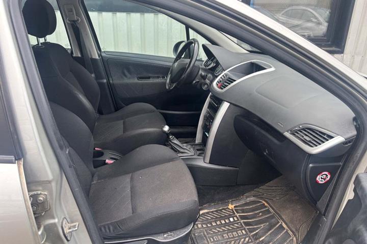 Sølv Peugeot 207 fra 2006
