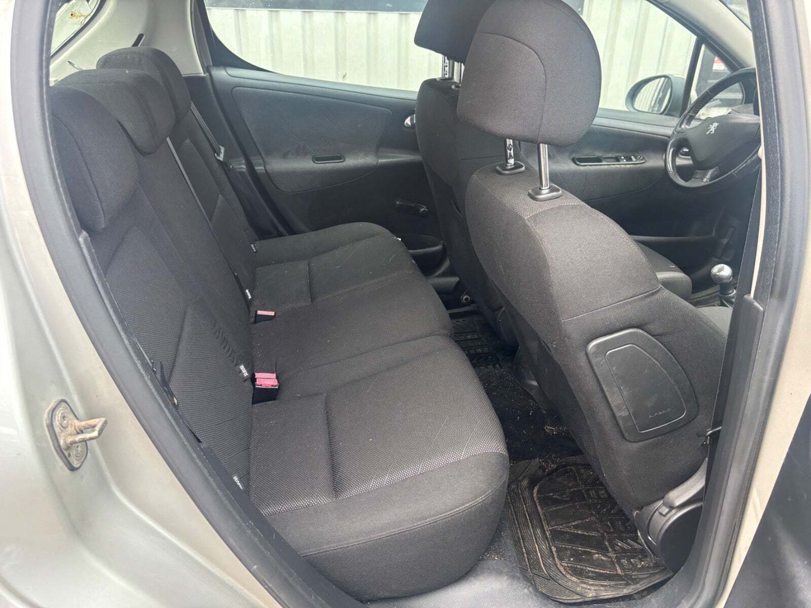 Sølv Peugeot 207 fra 2006