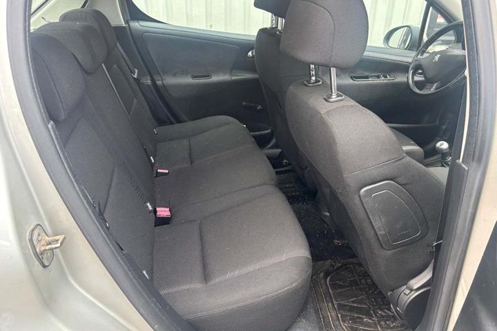 Sølv Peugeot 207 fra 2006